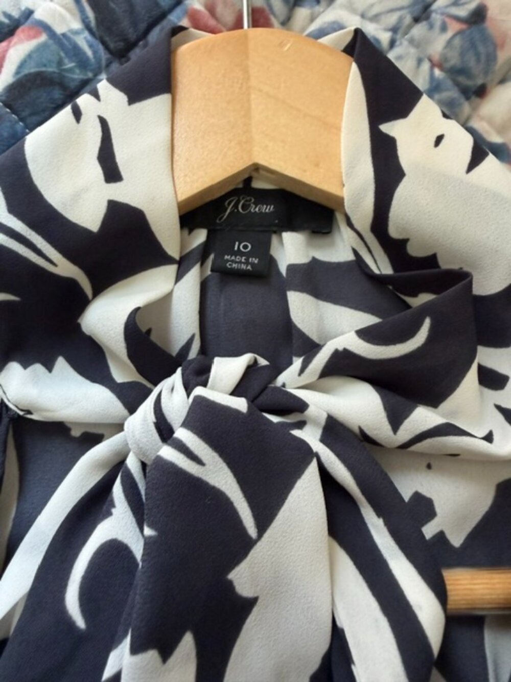 J Crew Navy & White Women's Floral Blouse w/ Bow size 10 Beautiful button detail - Picture 2 of 10
